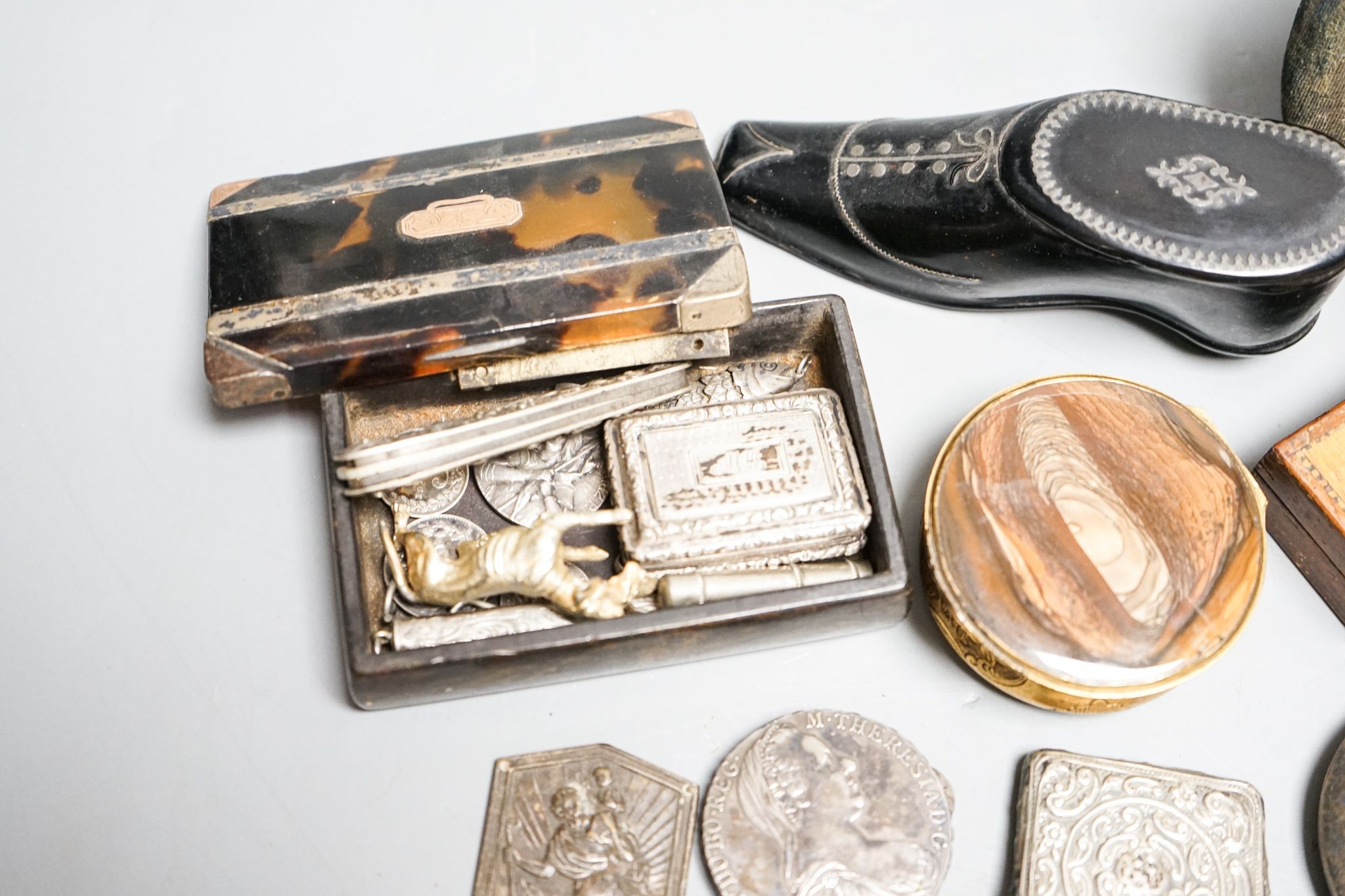 A collection of cabinet curios, including - An early 19th century miniature carved ivory bust of a gentleman, a gilt metal and agate snuff box, a George IV silver vinaigrette, by Taylor and Perry, a silver compact, a Reg